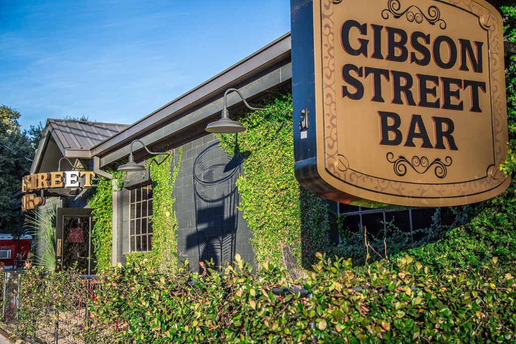 Gibson Street Bar - South Lamar - Austin TX. Photo: WIll Taylor
