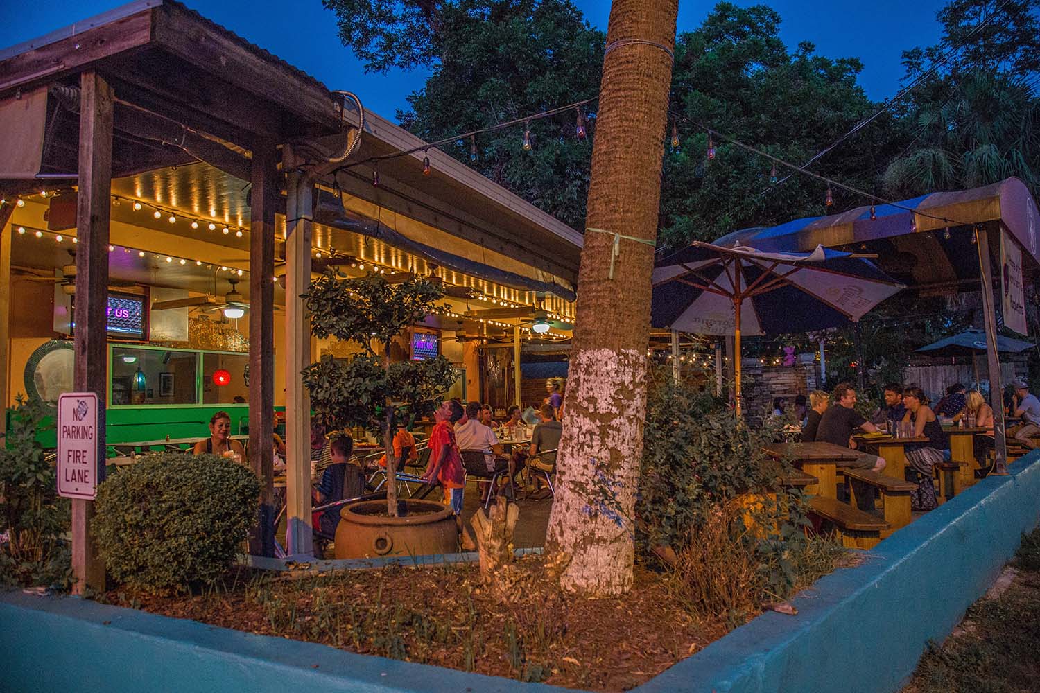 Streetside dining at Baby Acapulco on Barton Springs. Photo: Will Taylor - LostinAustin.org